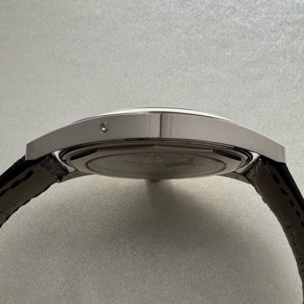 ⁦Patek Philippe 6006G-001 Calatrava Date⁩ - الصورة ⁦9⁩
