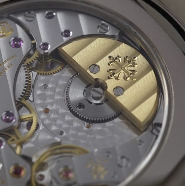 ⁦Patek Philippe 6006G-001 Calatrava Date⁩ - الصورة ⁦7⁩